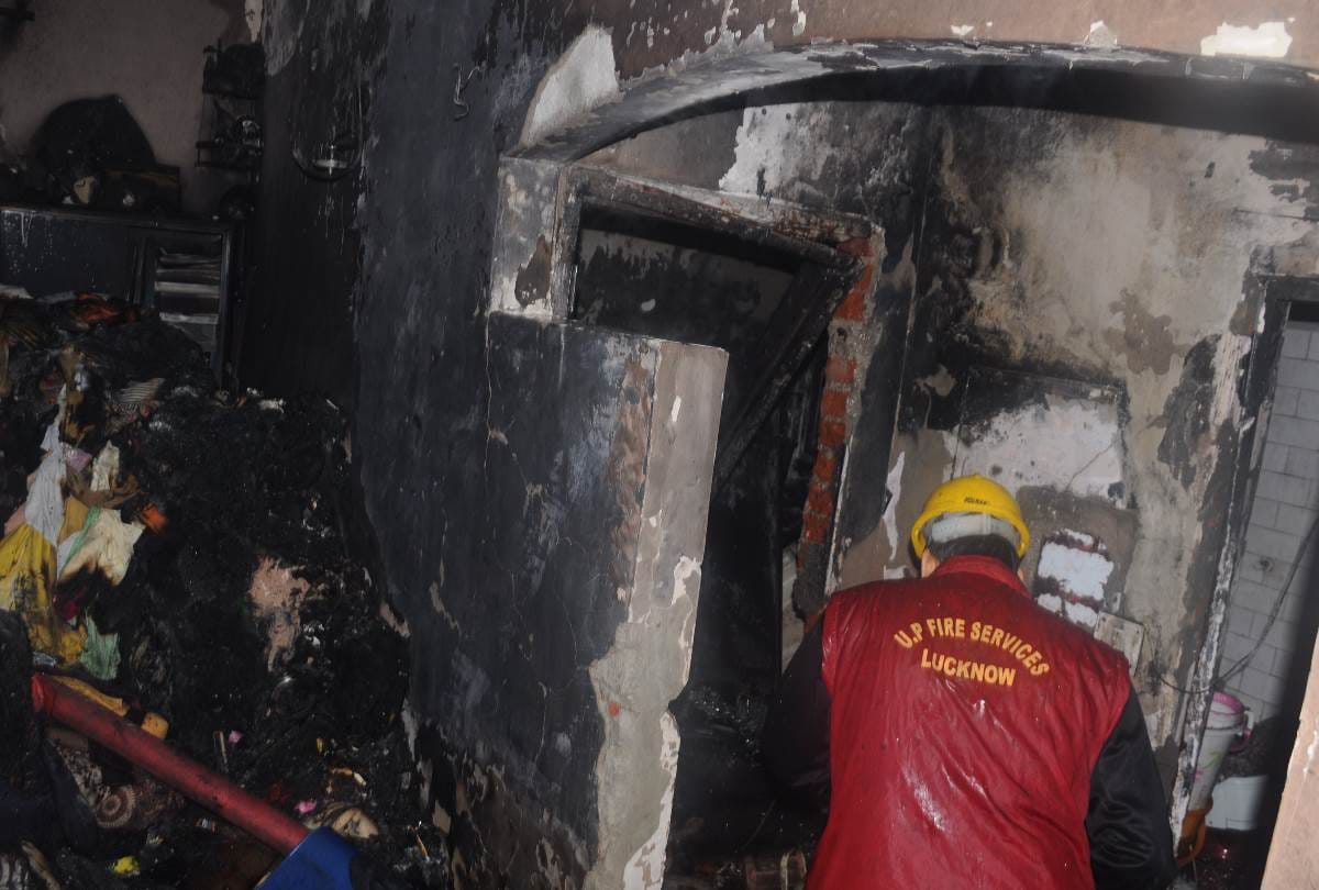 Fire broke out in A flat in Gomati Nagar.