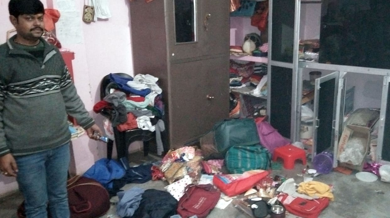 cash and jwellery theft from trnsporter house