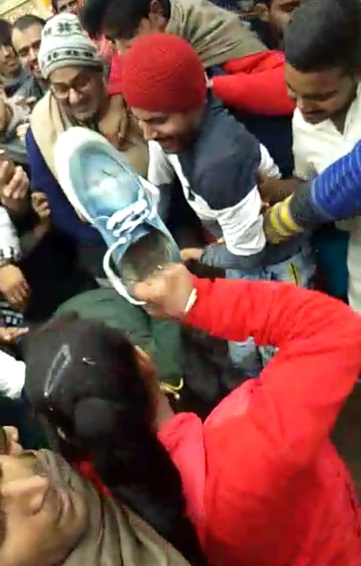 The girl caught the thief who ran away by snatching the mobile