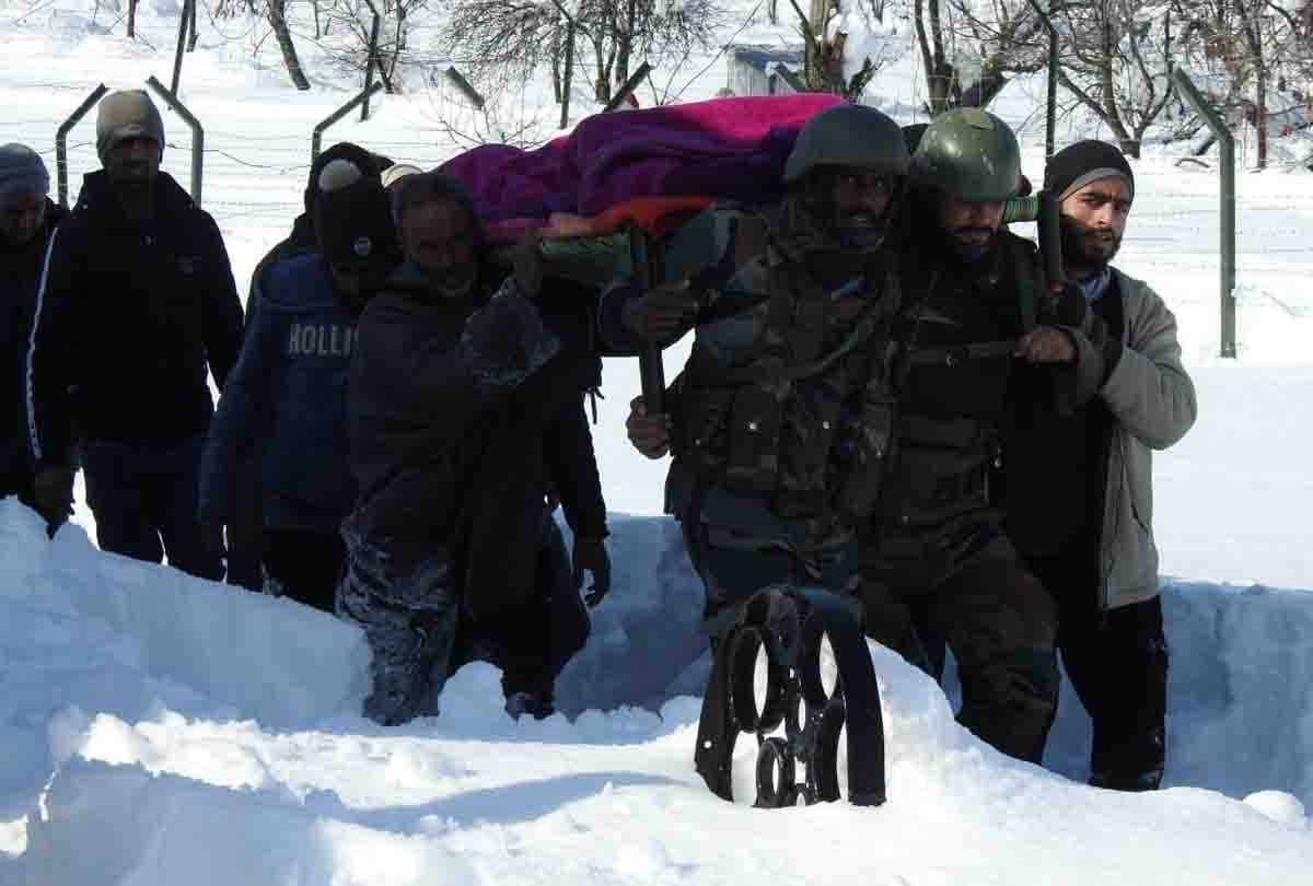 Army patrol walked 2 km in snow to reach old man who trapped in snowfall