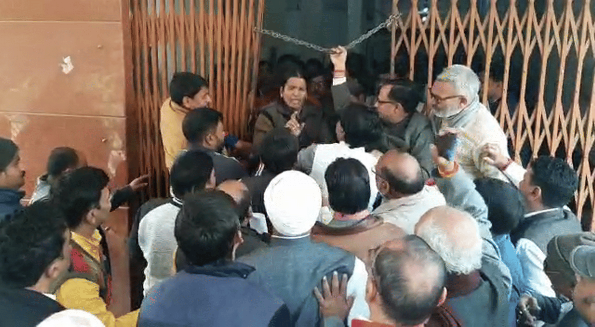Kashi Vidyapeeth managers protest created a ruckus against fees increase