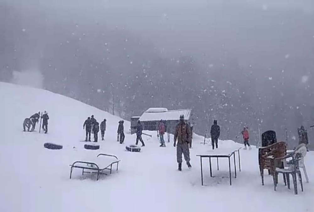Fresh Snowfall in Auli and Uttarakhand Hilly Area Tourist Enjoy See Visuals