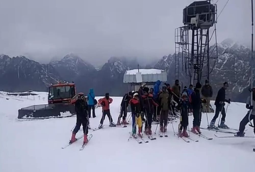 Fresh Snowfall in Auli and Uttarakhand Hilly Area Tourist Enjoy See Visuals