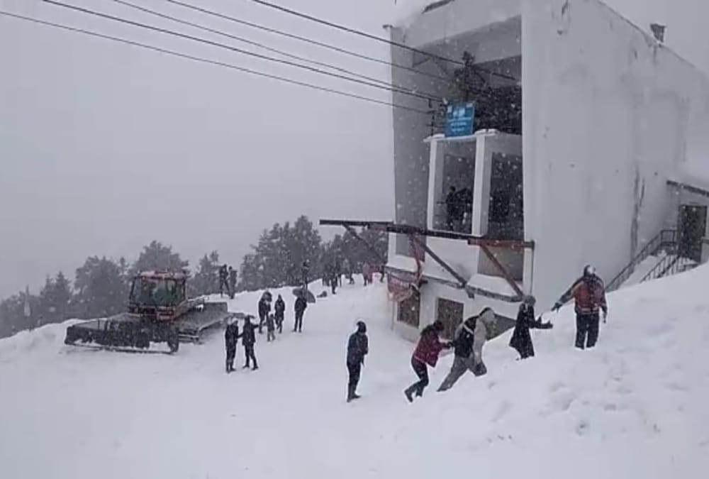 Fresh Snowfall in Auli and Uttarakhand Hilly Area Tourist Enjoy See Visuals