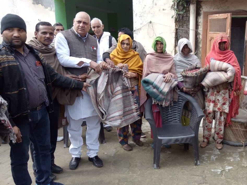 Distributed the queens to the girl students