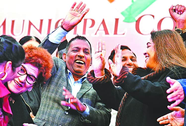 BJP MP Kirron Kher Dance with Mayor Rajbala in Lohri Celebration Function