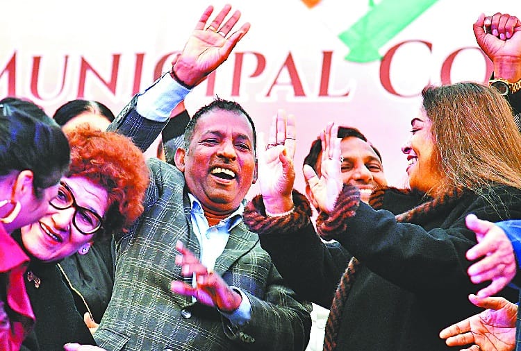 BJP MP Kirron Kher Dance with Mayor Rajbala in Lohri Celebration Function