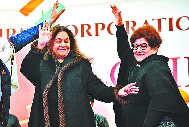 BJP MP Kirron Kher Dance with Mayor Rajbala in Lohri Celebration Function