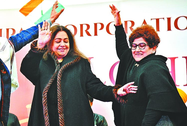 BJP MP Kirron Kher Dance with Mayor Rajbala in Lohri Celebration Function