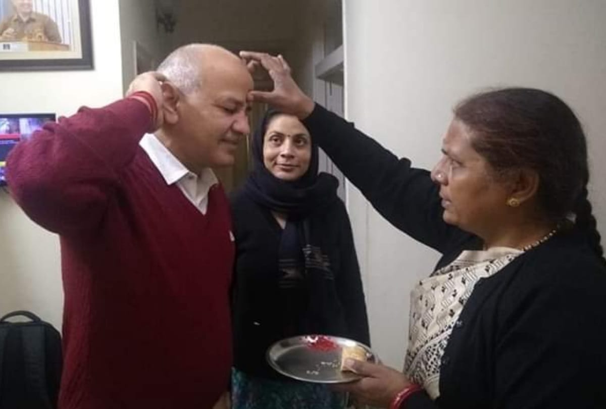 Delhi election results who is ravider singh negi giving tough fight  manish sisodia patparganj