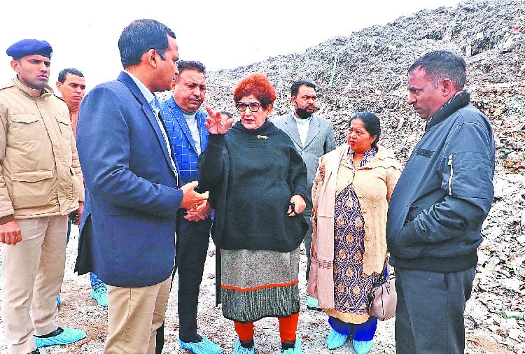 Mayor Rajbala visit to see the work of removing the mountain of garbage