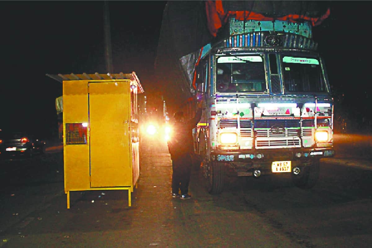 overload trucks illegal recovery racket busted at gorakhpur, big reveal after RTO shocked