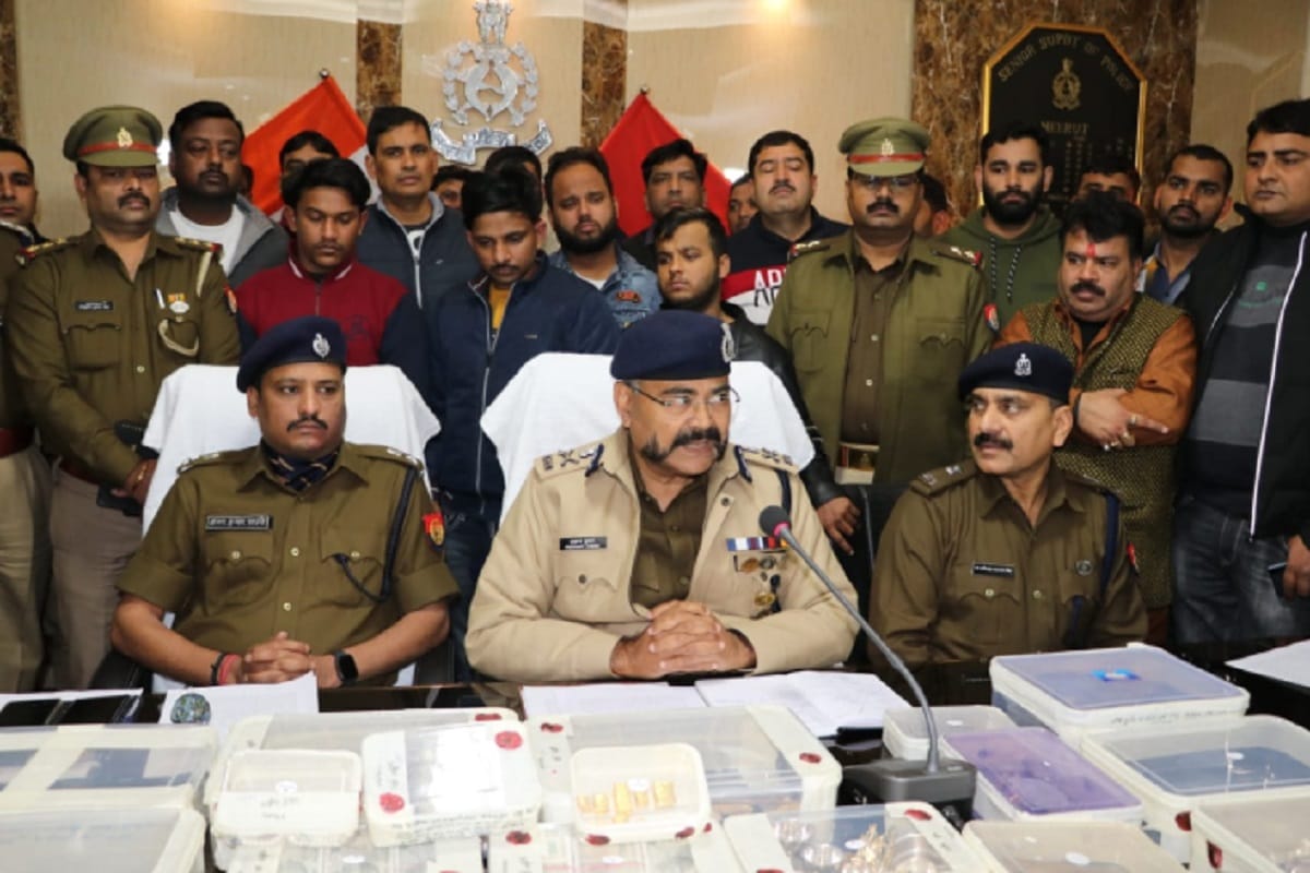 Meerut police have arrested four crooks with 32 lakhs in jewelery loot case