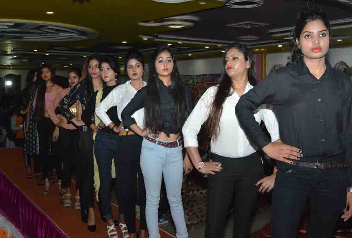 Girls were on the catwalk, Hindutva organizations created uproar