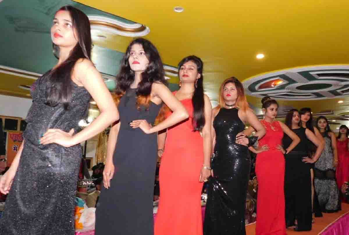 Girls were on the catwalk, Hindutva organizations created uproar