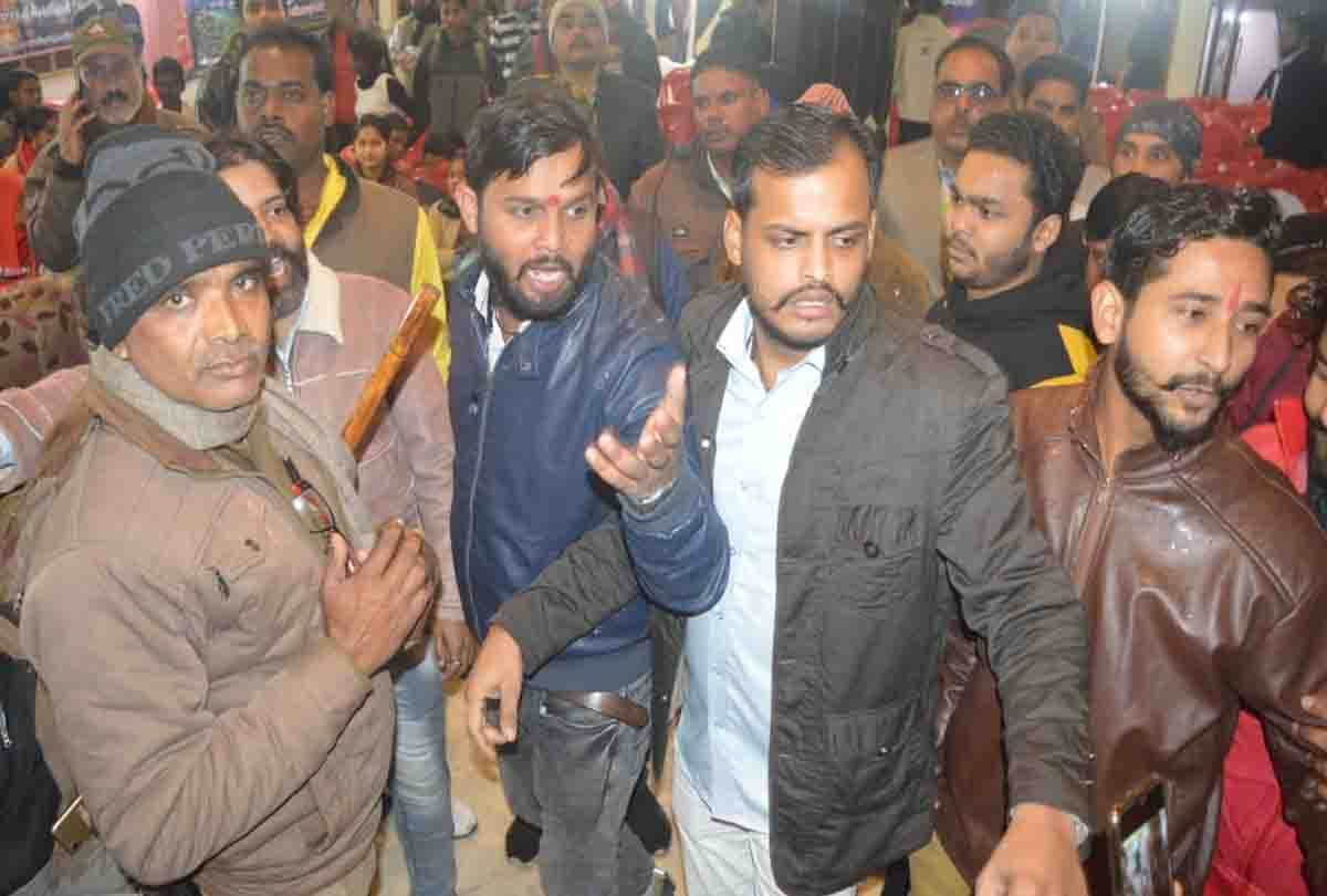 Girls were on the catwalk, Hindutva organizations created uproar