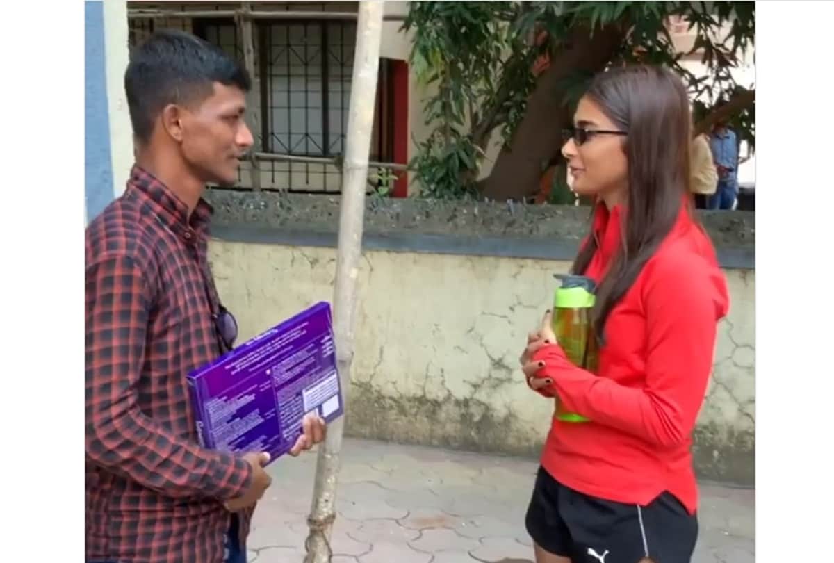 Pooja Hegde fan slept on the footpath for 5 days to meet her
