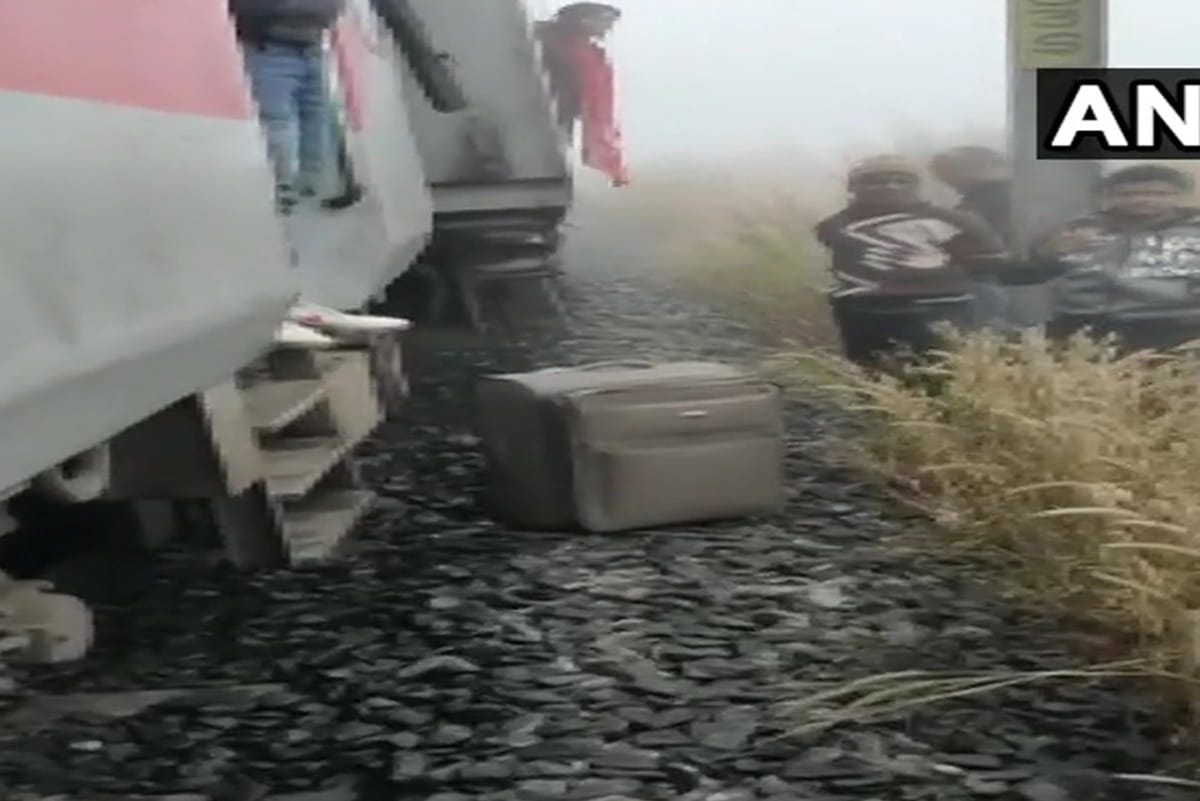 Lokmanya Tilak  Mumbai-Bhubaneswar Terminus got derailed due to Heavy fog, many are injured