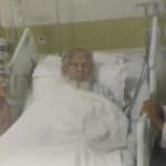 योगी और विश्व हिंदु परिषद् के वरिष्ठ नेता अशोक सिंघल बीमार महंत अवैद्यनाथ के साथ।