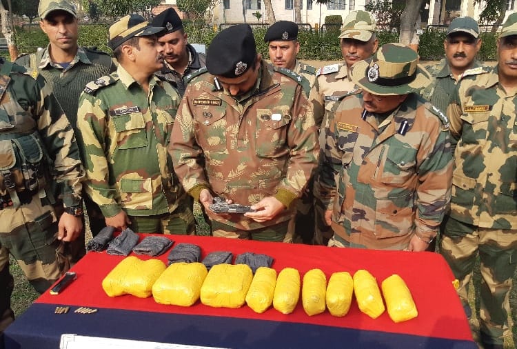 Border Security Force seized packets of heroin from indo pak border area