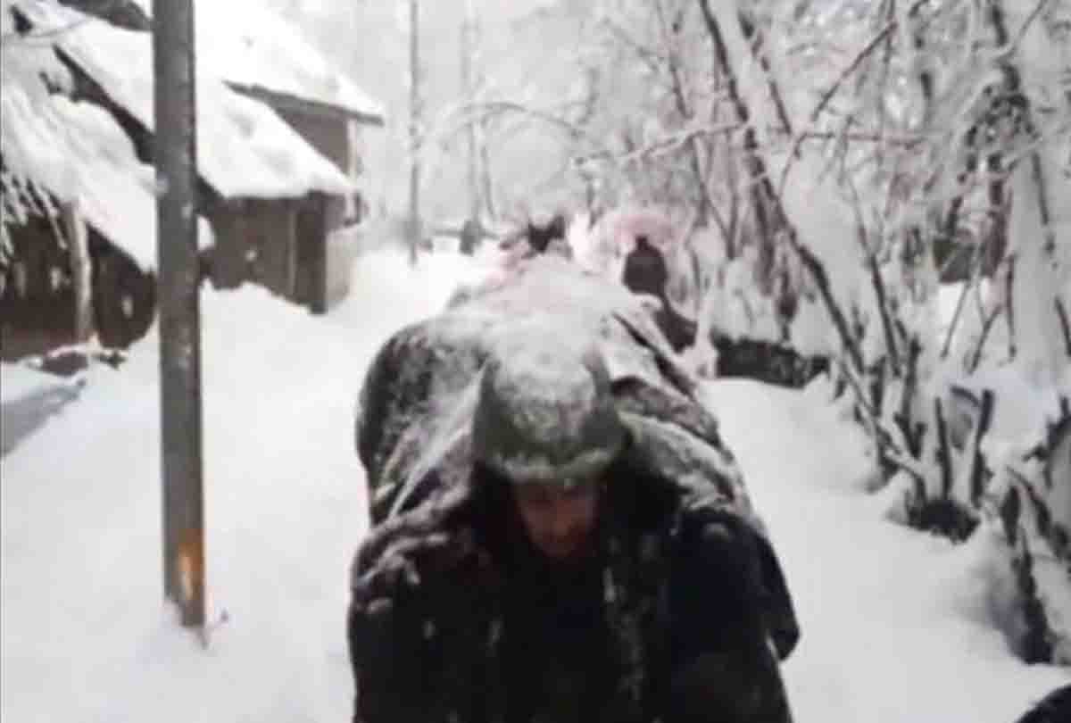 Army patrol walked 2 km in snow to reach old man who trapped in snowfall