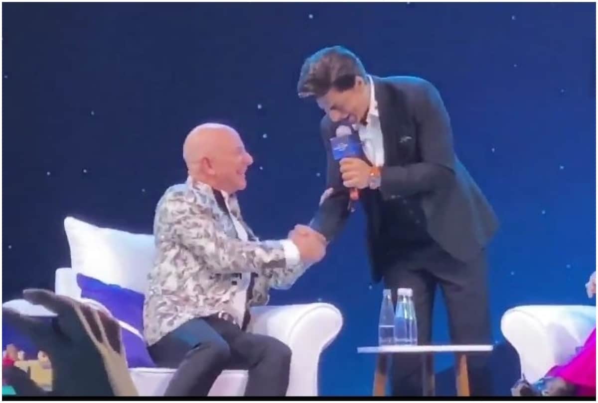 Amazon ceo Jeff Bezos shared photo with bollywood celebrities for against Piyush Goyal statement
