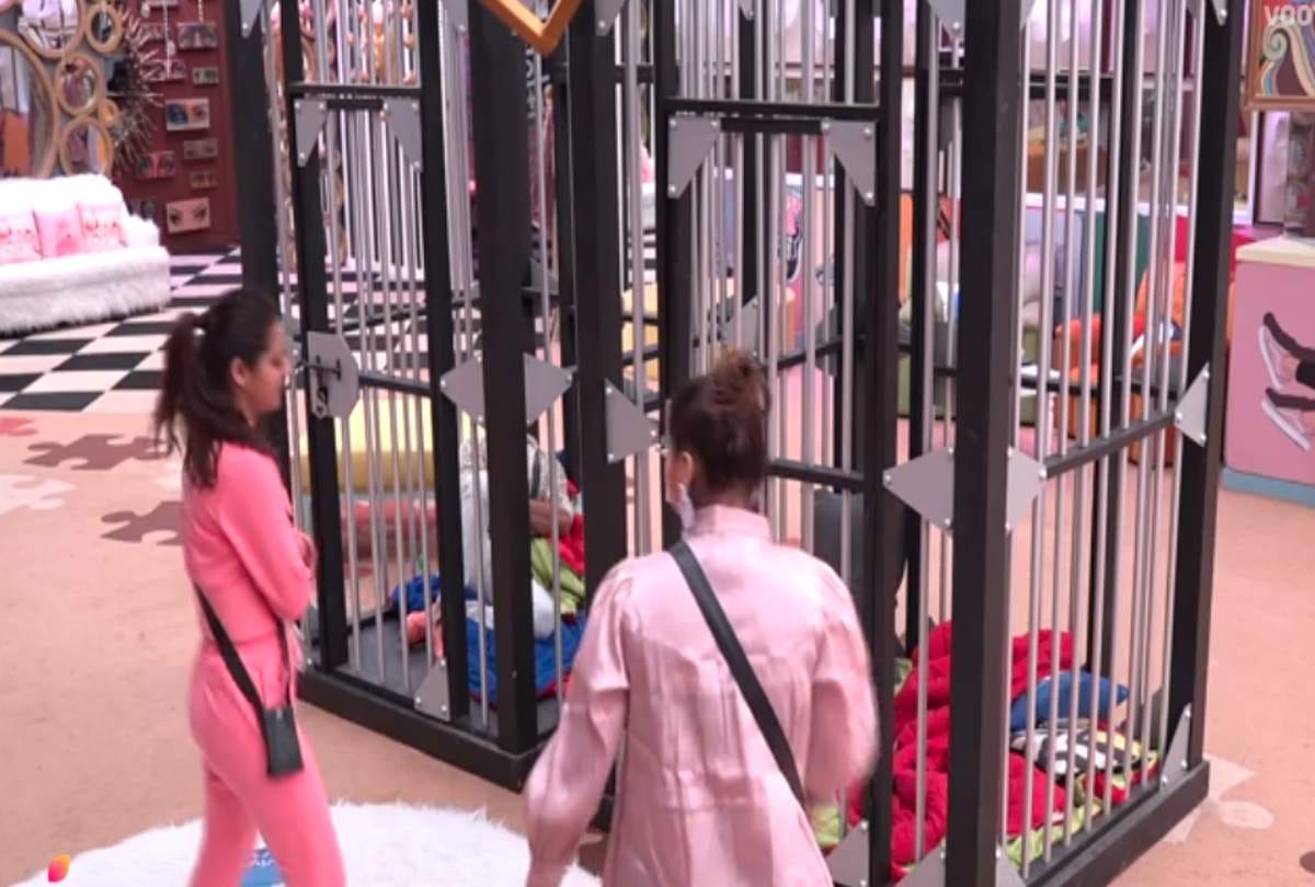 Bigg Boss 13 Madhurima Tuli again thrown water on Vishal Aditya Singh