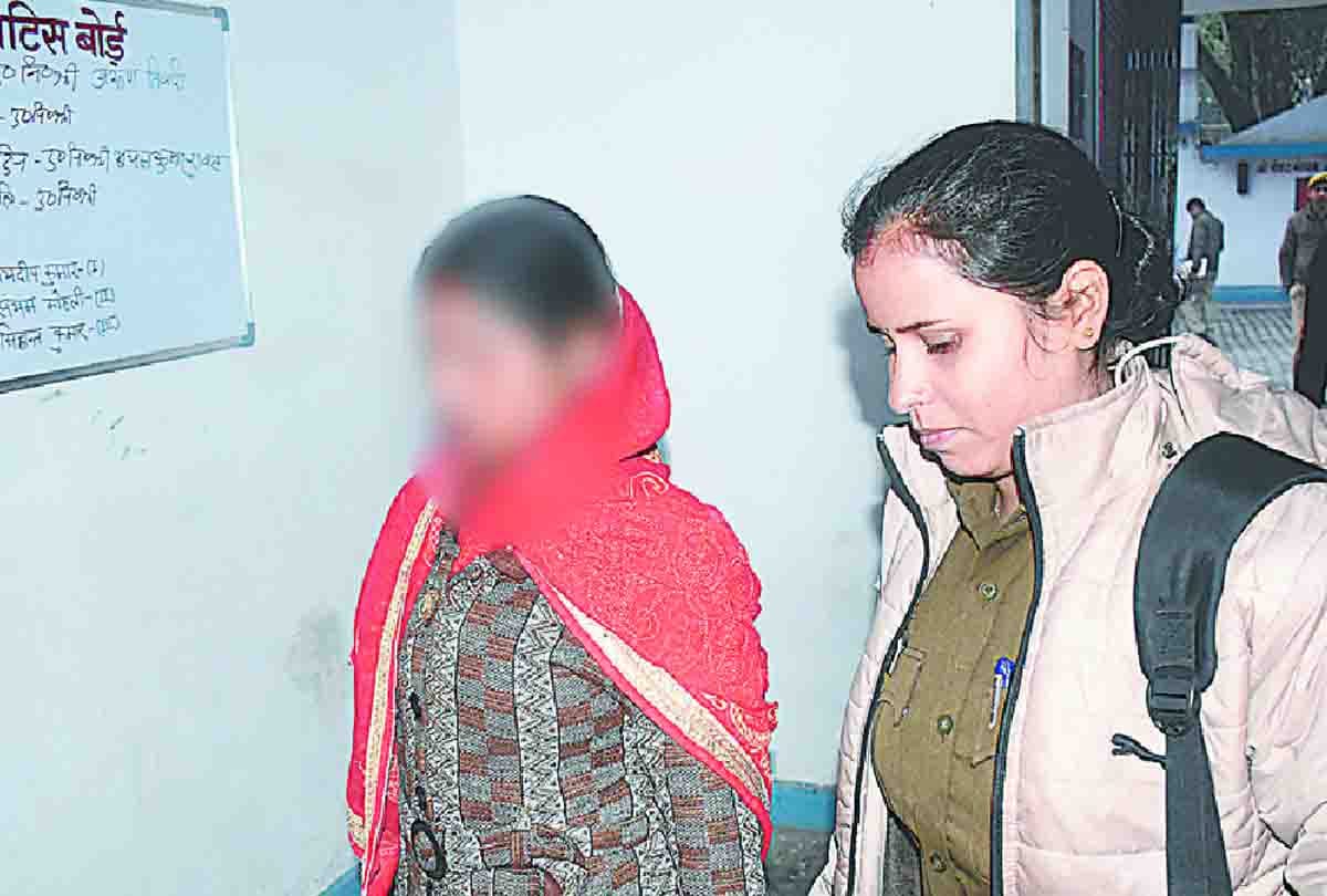 woman tried to set herself on fire in the court premises after her husband did not get bail