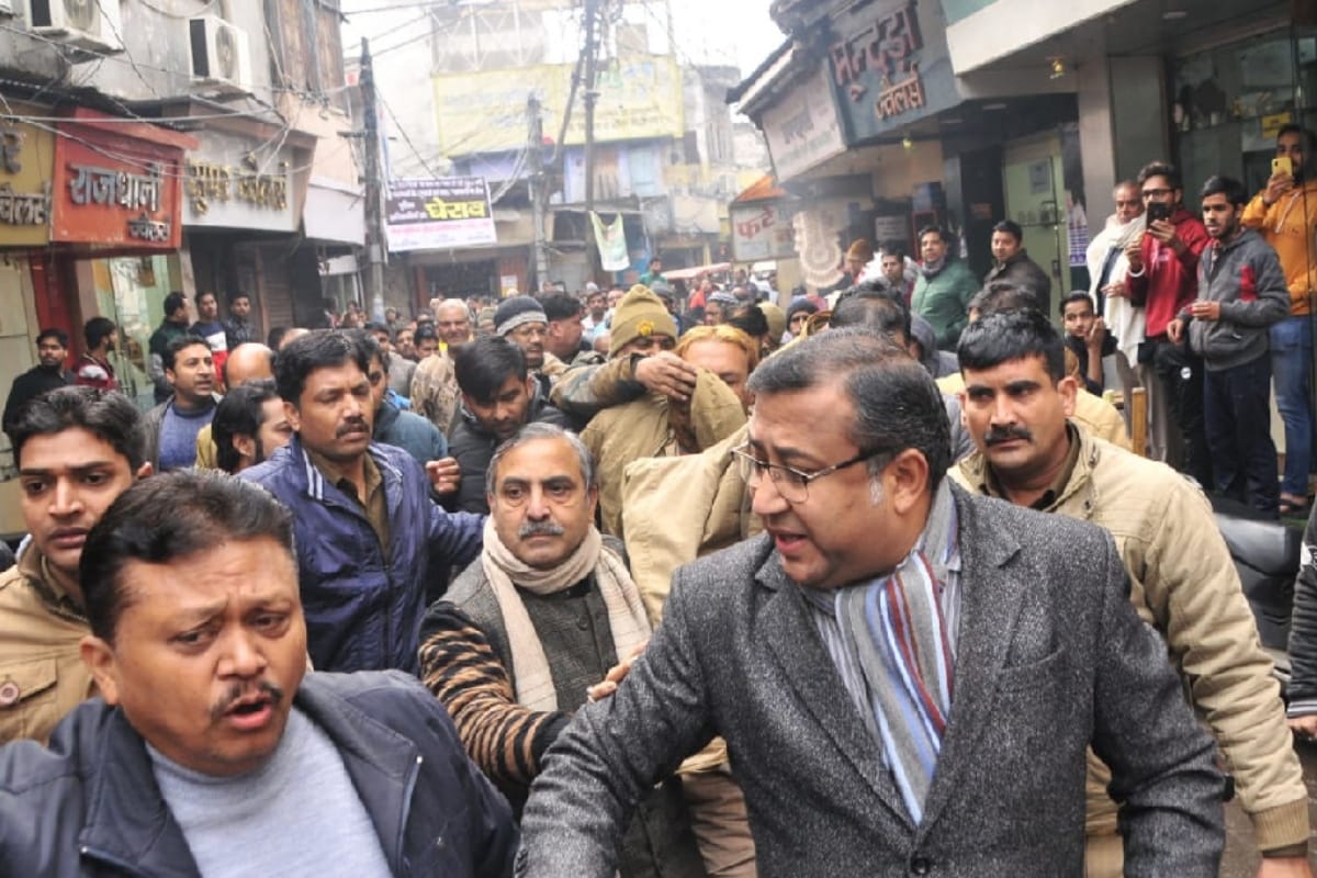 Police arrested two people who Committing crime becoming fake police in Meerut