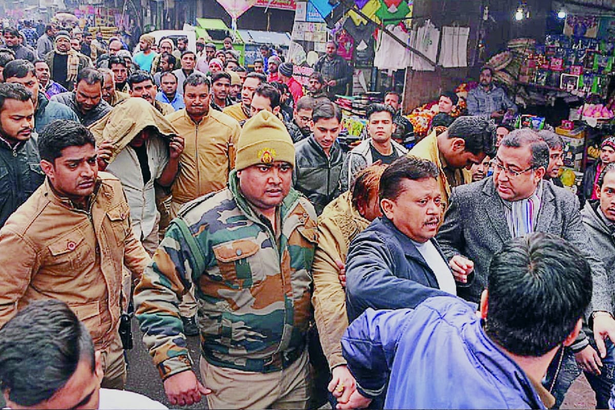 Police arrested two people who Committing crime becoming fake police in Meerut