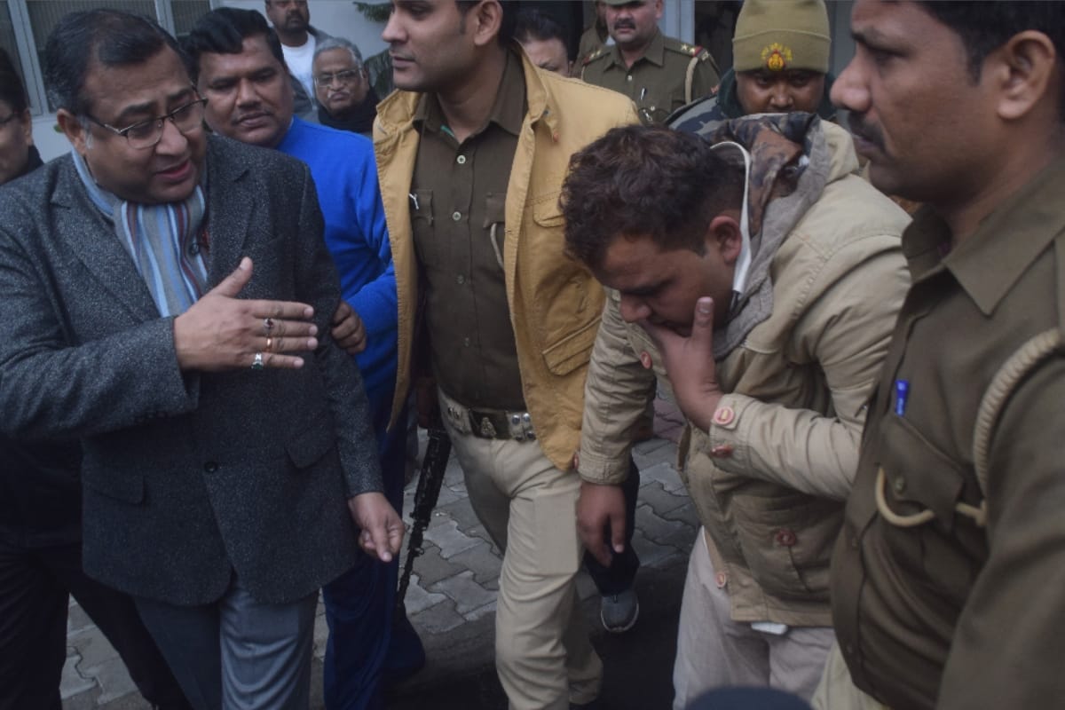 Police arrested two people who Committing crime becoming fake police in Meerut