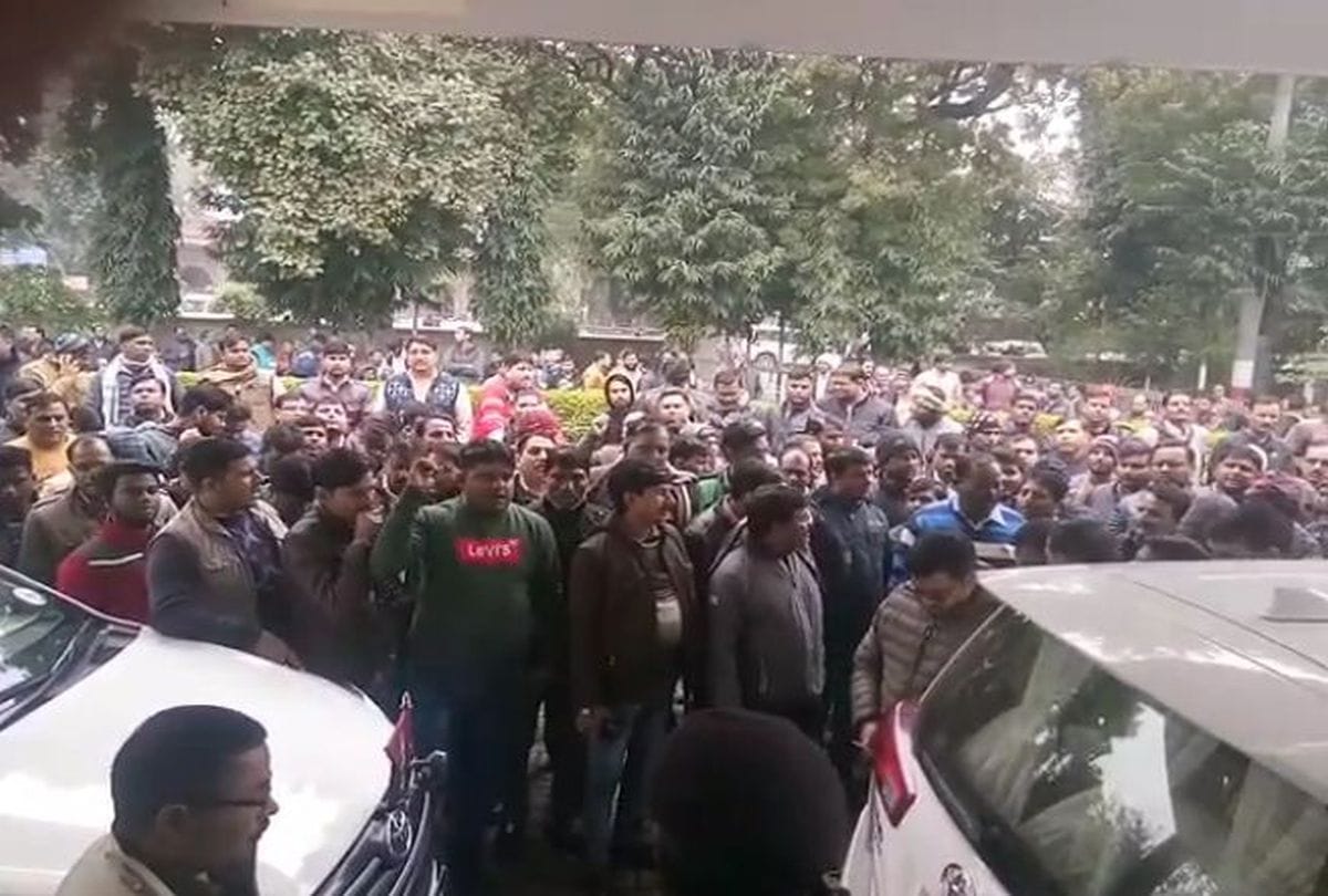 Electricity Department employees protest against the murder of junior engineer in mathura
