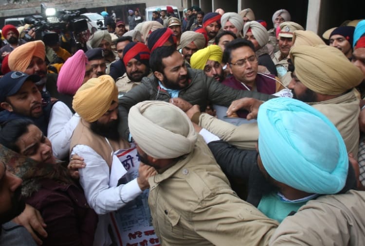 Dharna of Aam Aadmi Party leaders outside punjab Assembly