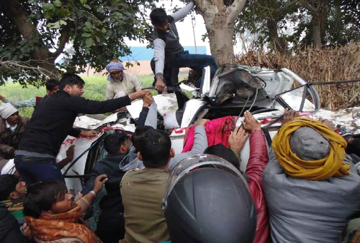 big road accident in sambhal Bride dies, groom injured