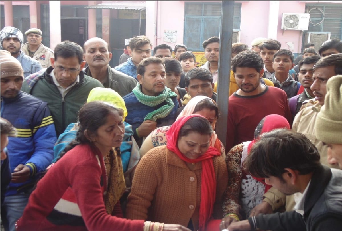 Jaunpur: Tempo overturned, woman dead, three injured