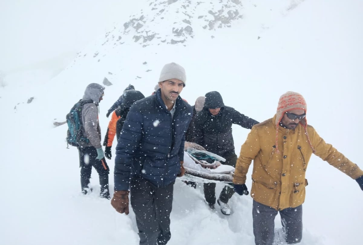 Sick police personnel took to Rohtang tunnel on stretcher for six km in four feet of snow