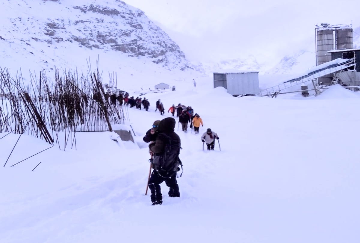 Sick police personnel took to Rohtang tunnel on stretcher for six km in four feet of snow