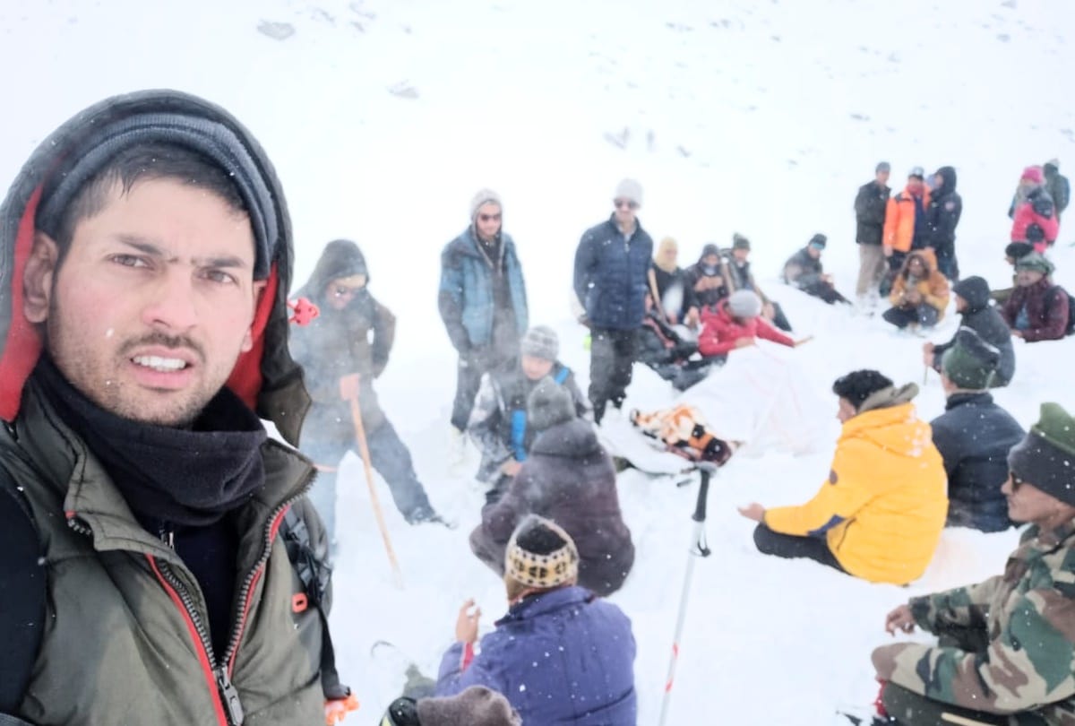 Sick police personnel took to Rohtang tunnel on stretcher for six km in four feet of snow
