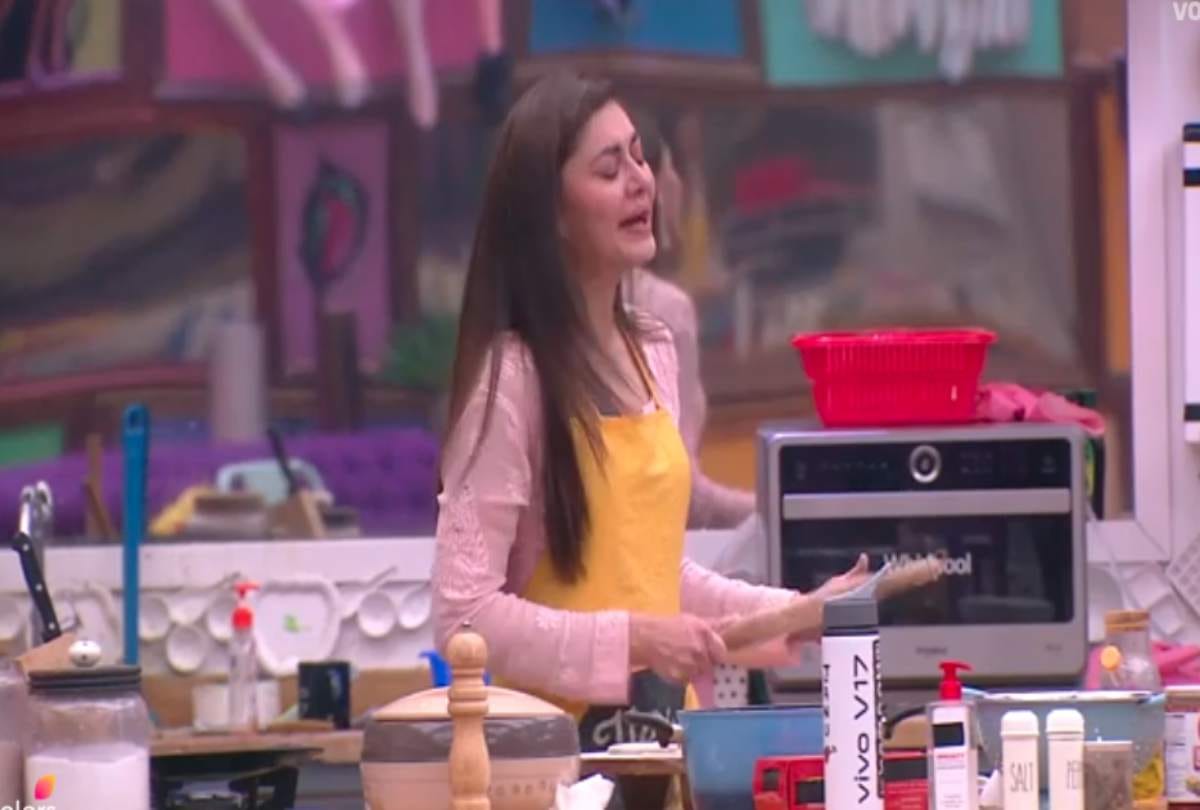 Bigg Boss 13 Madhurima Tuli again thrown water on Vishal Aditya Singh