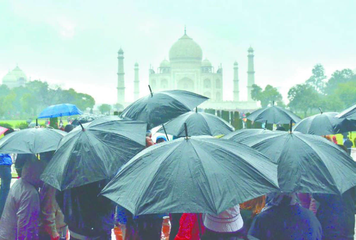 tourists viewed the Taj Mahal during drizzling rain agra weather