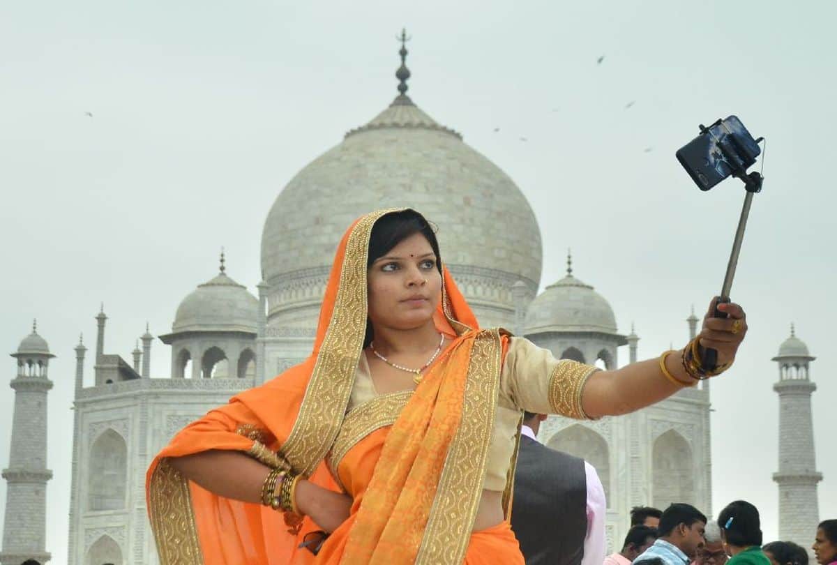 tourists viewed the Taj Mahal during drizzling rain agra weather