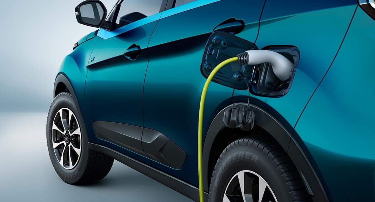 Electric car has to be charged in the rain, how safe is it to do so, know details