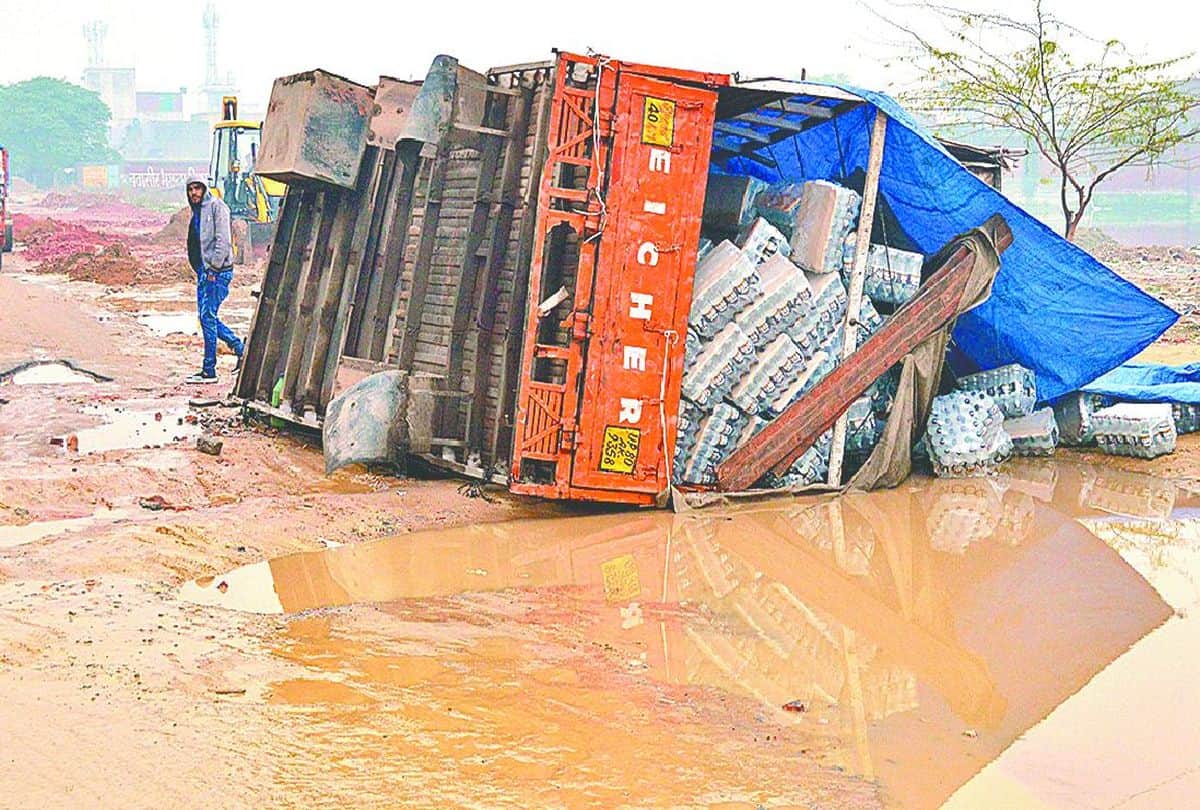 water logging on roads due to heavy rain in agra