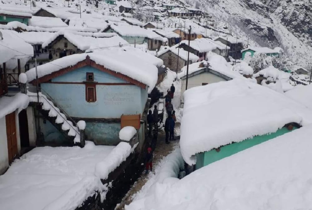 Snow Heavy Blanket Covered uttarakhand 650 villages today see Visuals