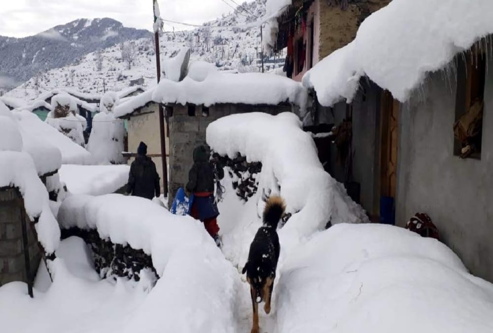 Snow Heavy Blanket Covered uttarakhand 650 villages today see Visuals