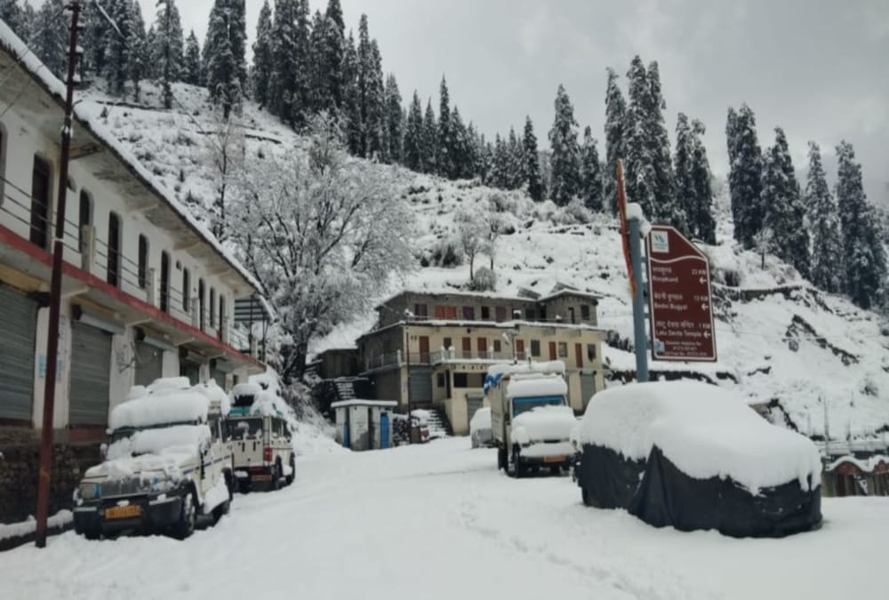 Snow Heavy Blanket Covered uttarakhand 650 villages today see Visuals