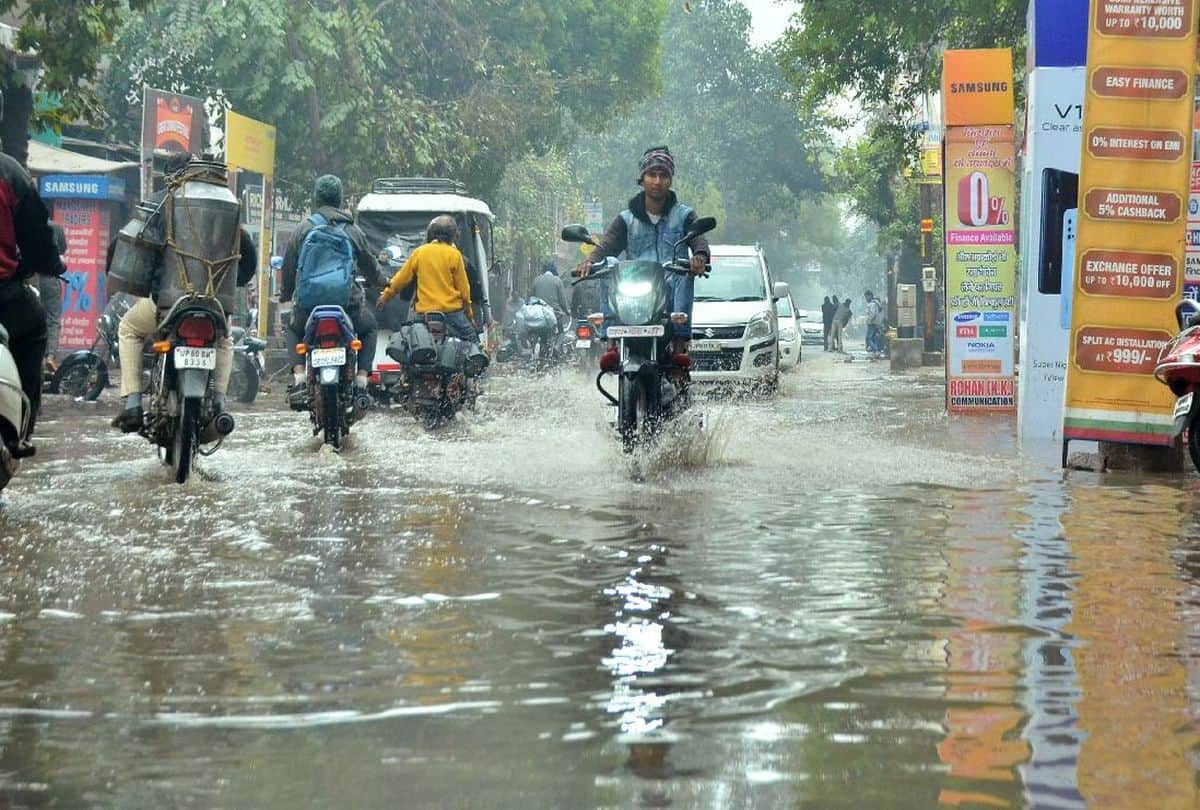 water logging on roads due to heavy rain in agra