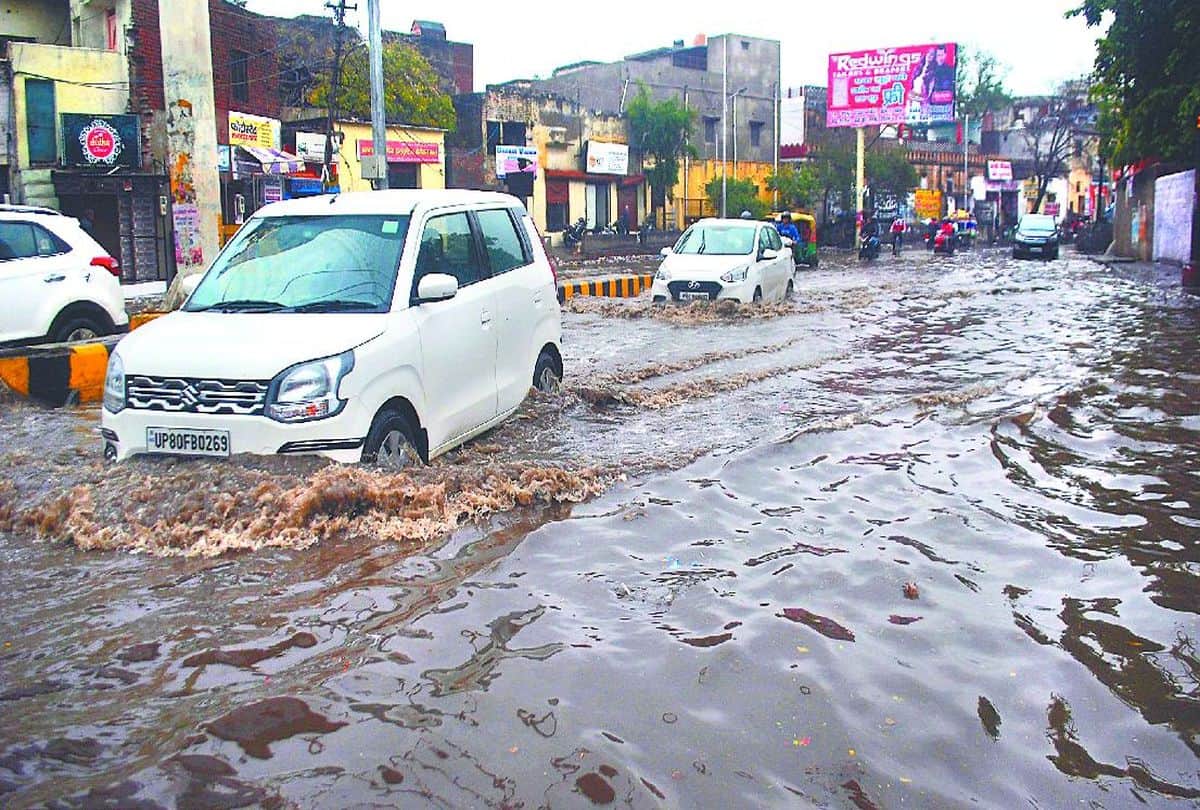 water logging on roads due to heavy rain in agra