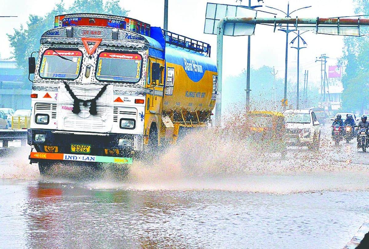 water logging on roads due to heavy rain in agra