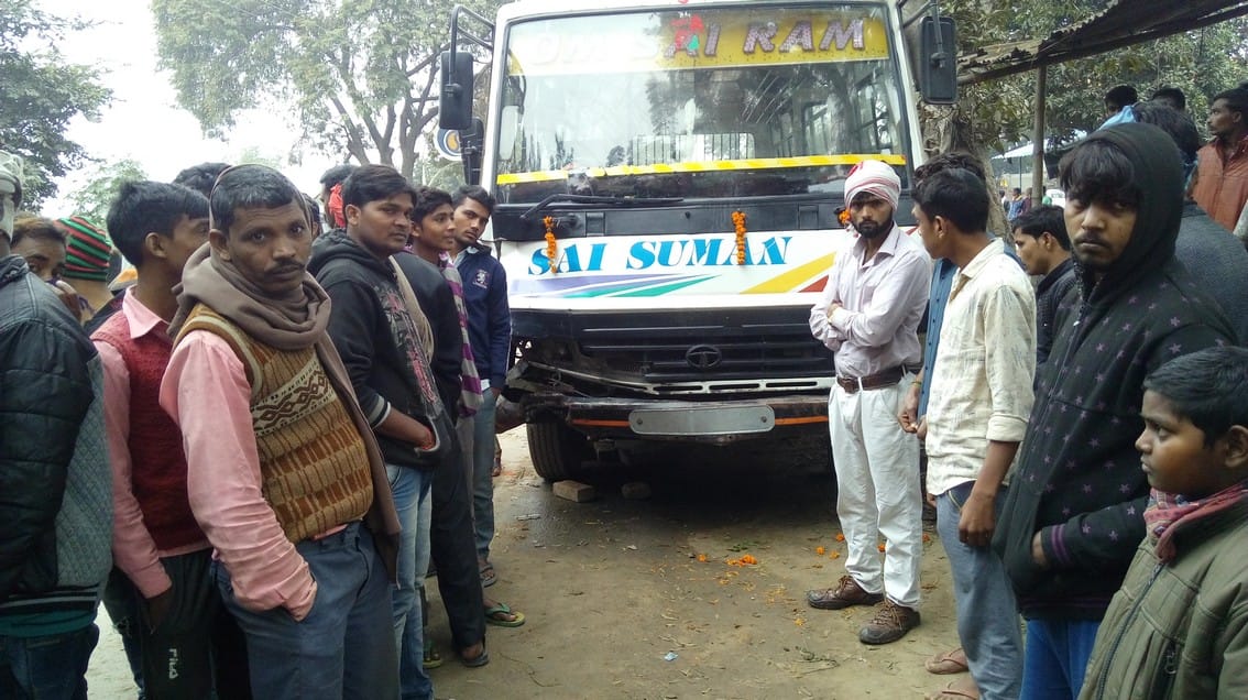 Three injured, including mother and son, bus jammed by bus rash